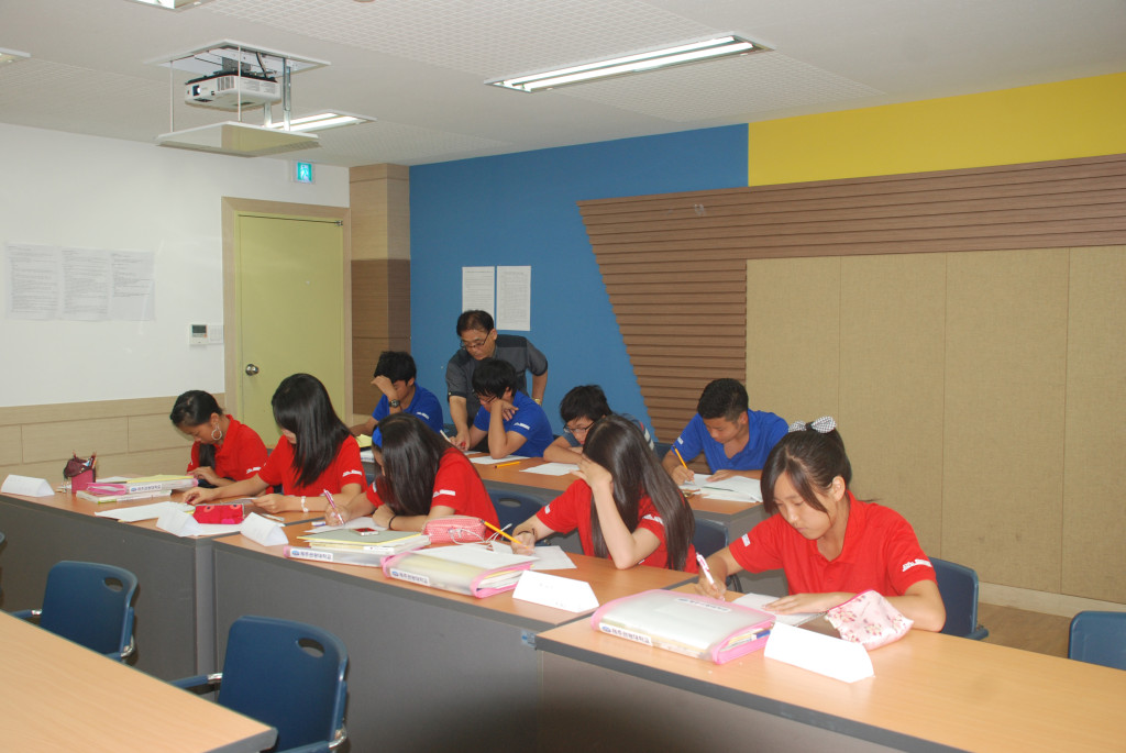 140804在日済州人次世代韓国語講座及び歴史文化体験で韓国語授業様子